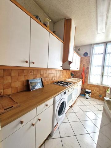 Maison individuelle avec jardin et stationnements