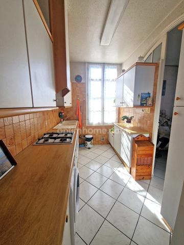 Maison individuelle avec jardin et stationnements