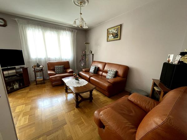 République Villeurbanne - Spacieux T5 traversant de 105 m² avec balcon, cave et stationnement