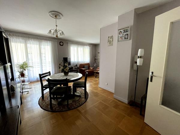 République Villeurbanne - Spacieux T5 traversant de 105 m² avec balcon, cave et stationnement