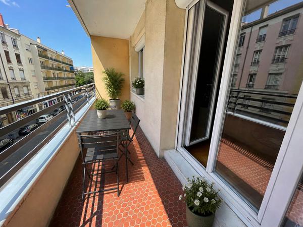 République Villeurbanne - Spacieux T5 traversant de 105 m² avec balcon, cave et stationnement