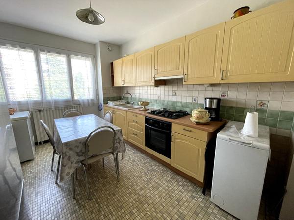République Villeurbanne - Spacieux T5 traversant de 105 m² avec balcon, cave et stationnement