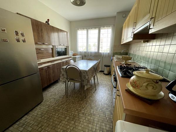 République Villeurbanne - Spacieux T5 traversant de 105 m² avec balcon, cave et stationnement