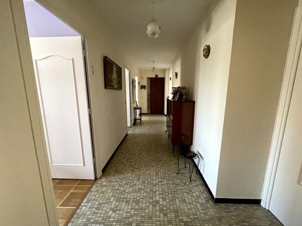 République Villeurbanne - Spacieux T5 traversant de 105 m² avec balcon, cave et stationnement