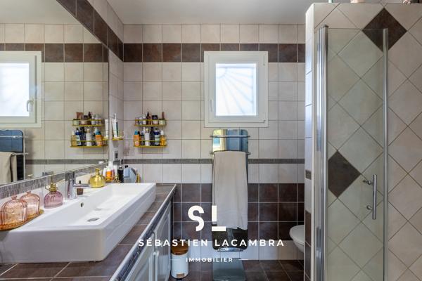 Maison de plain-pied avec piscine, 4 chambres et 3 008 m² de terrain