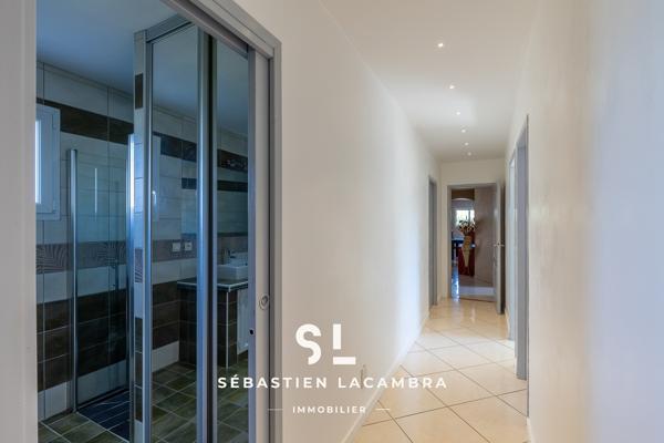 Maison de plain-pied avec piscine, 4 chambres et 3 008 m² de terrain