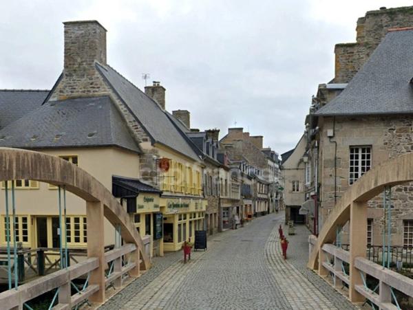 À LOUER – LOCAL COMMERCIAL 120 m² – PONTRIEUX CENTRE (22) Emplacement n°1 en cœur de ville touristique !