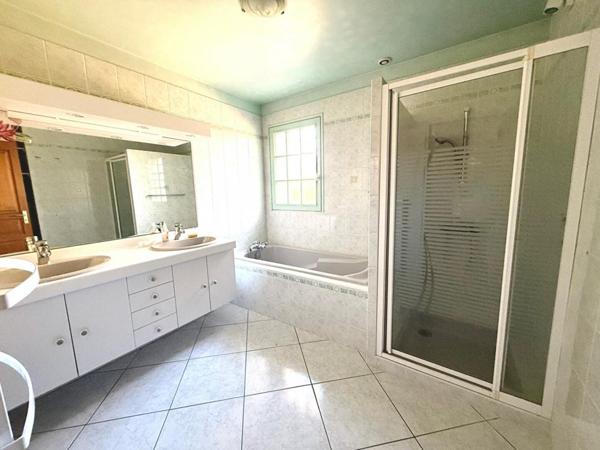 Maison Salles 6 pièces 142 m2 grand terrain et double garage + piscine