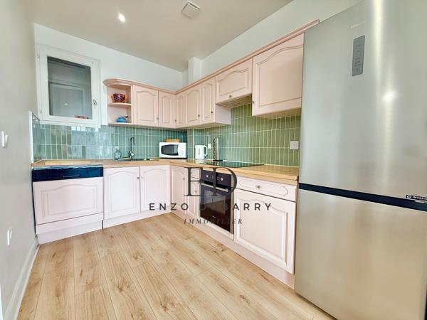 Appartement
         4 pièces
        - 100 m² Bien prestige 535 000 € *
