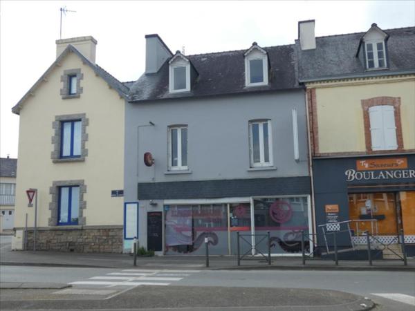 CHATEAUNEUF DU FAOU- Immeuble avec local et appartement