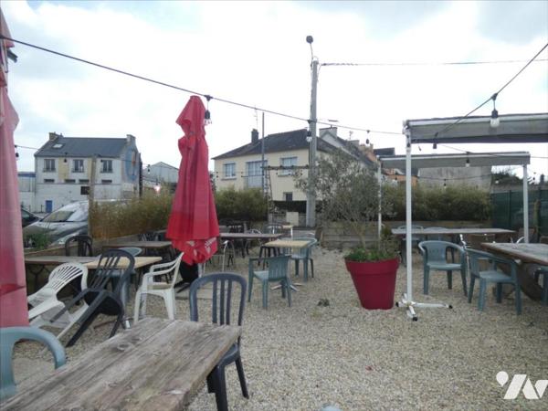 CHATEAUNEUF DU FAOU- Immeuble avec local et appartement