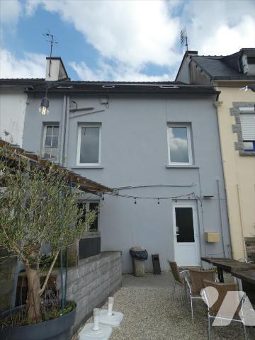 CHATEAUNEUF DU FAOU- Immeuble avec local et appartement