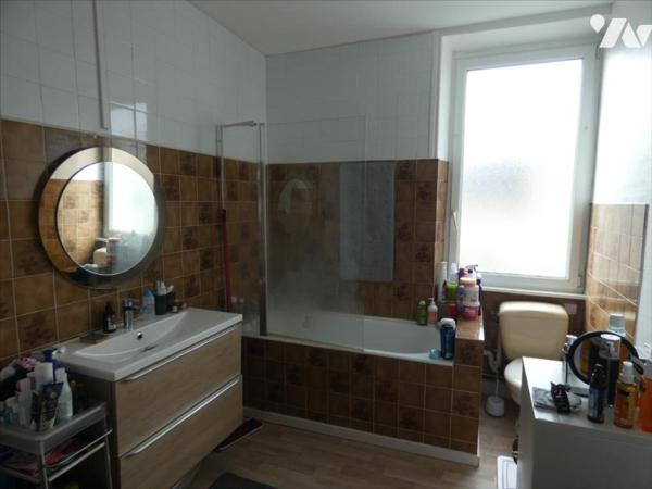 CHATEAUNEUF DU FAOU- Immeuble avec local et appartement