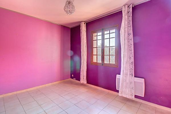 EXCLUSIVITE ! Maison Vidauban environ 95 m² , terrain de 734 m² avec garage et cabanon .