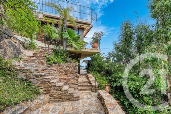 Maison à vendre  6 pièces - 179,50 m 2   LE LAVANDOU  - 83