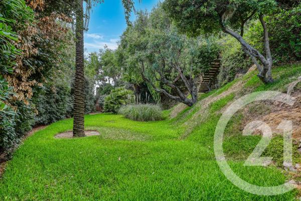 Maison à vendre  6 pièces - 179,50 m 2   LE LAVANDOU  - 83