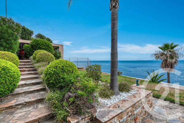 Maison à vendre  6 pièces - 179,50 m 2   LE LAVANDOU  - 83