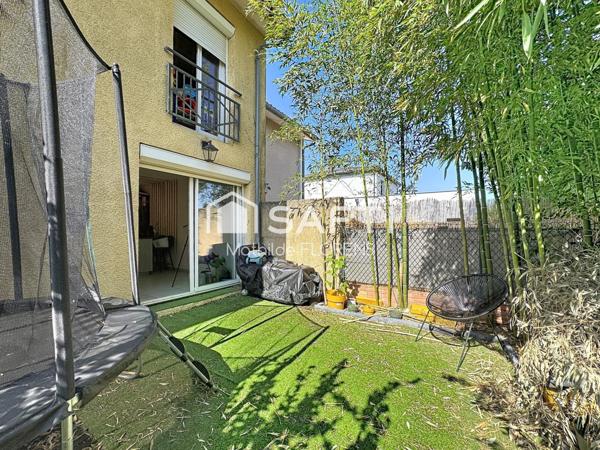 Maison T4 en triplex avec terrasse, jardinet et places de parking