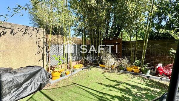 Maison T4 en triplex avec terrasse, jardinet et places de parking