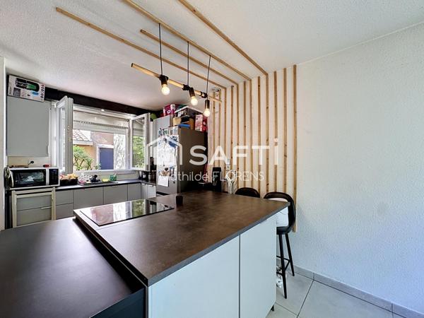 Maison T4 en triplex avec terrasse, jardinet et places de parking