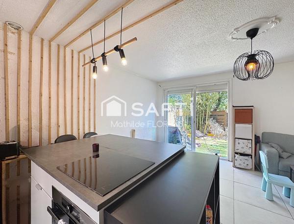 Maison T4 en triplex avec terrasse, jardinet et places de parking