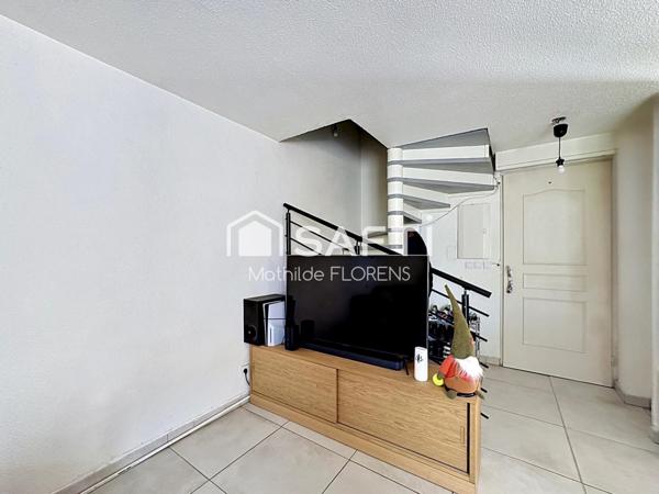 Maison T4 en triplex avec terrasse, jardinet et places de parking