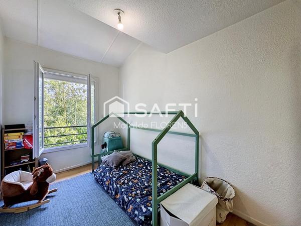 Maison T4 en triplex avec terrasse, jardinet et places de parking