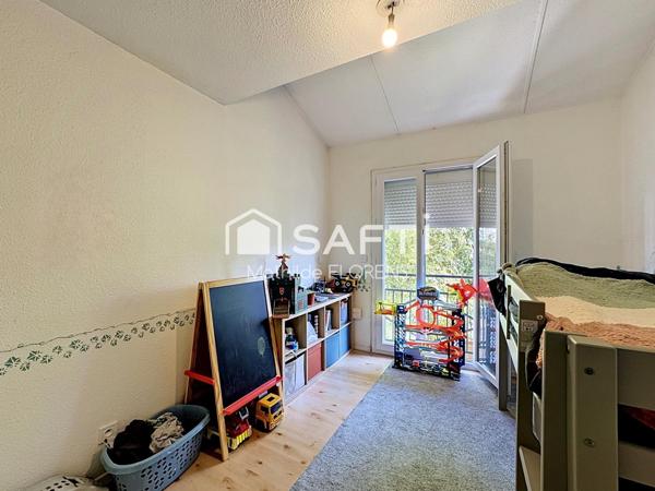 Maison T4 en triplex avec terrasse, jardinet et places de parking