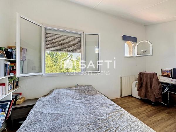 Maison T4 en triplex avec terrasse, jardinet et places de parking