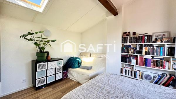 Maison T4 en triplex avec terrasse, jardinet et places de parking