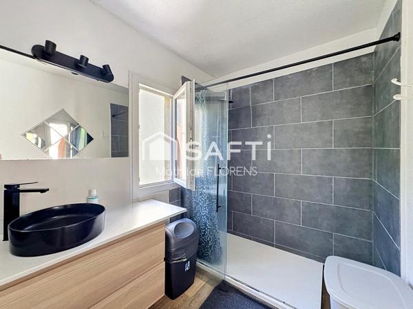 Maison T4 en triplex avec terrasse, jardinet et places de parking
