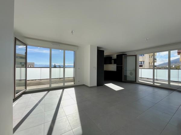 Appartement dernier étage avec trois chambres et deux terrasses - DEUX GARAGES