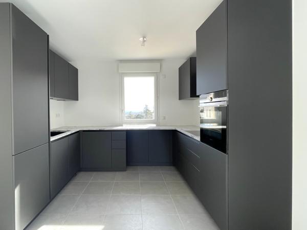 Appartement dernier étage avec trois chambres et deux terrasses - DEUX GARAGES