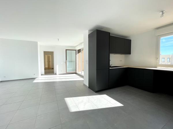 Appartement dernier étage avec trois chambres et deux terrasses - DEUX GARAGES