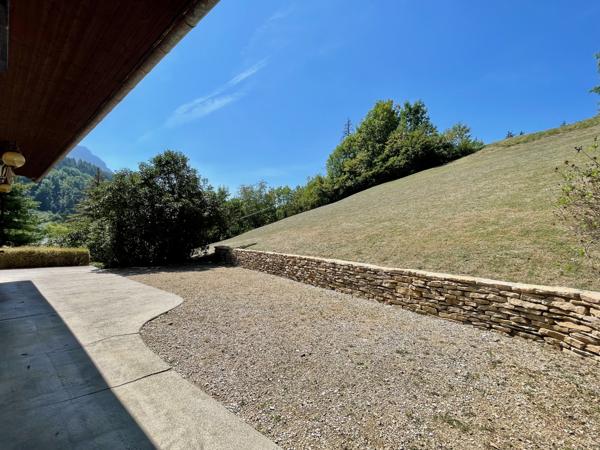 Entremont-le-Vieux (73670) Belle maison - vue dégagée - magnifique emplacement - érigée sur 3600 m2 de terrain, à 30mn de Chambéry