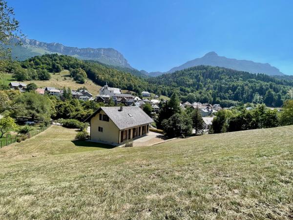 Entremont-le-Vieux (73670) Belle maison - vue dégagée - magnifique emplacement - érigée sur 3600 m2 de terrain, à 30mn de Chambéry