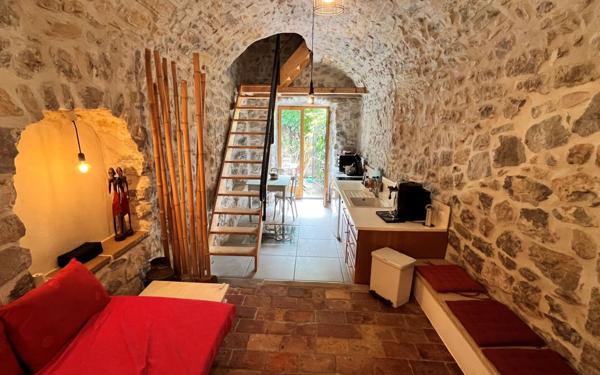 Maison à vendre    6 pièces •  Berrias-et-Casteljau