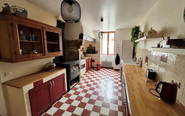 Maison à vendre    6 pièces •  Berrias-et-Casteljau