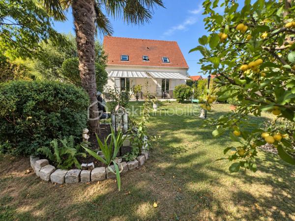 Découvrez cette belle maison individuelle de 164 m², implantée sur un terrain clos et arboré de 975 m², sans vis-à-vis.

Le rez-de-chaussée s’ouvre sur une entrée avec placard, puis sur un spacieux salon/salle à manger lumineux. 
La cuisine séparée, située dans le prolongement de la pièce de vie, bénéficie, comme le séjour, d’un accès direct à la terrasse et au jardin.

Une chambre, une salle d’eau et des toilettes séparées complètent ce niveau, offrant ainsi une véritable possibilité de vie de plain-pied.

À l’étage, l’espace nuit se compose de trois chambres, dont une bénéficiant d’une pièce dressing, ainsi que d’une grande salle de bains équipée d’une baignoire, d’une douche et d’une double vasque. Les chambres de l’étage sont équipées d’une climatisation réversible, assurant un confort appréciable en toute saison.

La maison dispose également d’un sous-sol total aménagé, offrant de multiples possibilités selon vos besoins : espace de loisirs, bureau, salle de jeux ou rangements supplémentaires.

À l’extérieur, vous profiterez d’une agréable terrasse d’environ 62 m² équipée de stores bannes. Le jardin arboré et sans vis-à-vis propose différents espaces de détente, dont un kiosque aménagé au cœur de la végétation.

Un double garage indépendant complète la propriété. Sa partie supérieure présente un potentiel d’aménagement supplémentaire selon votre projet. La grande allée située devant le garage permet également de stationner deux à trois véhicules.

Les atouts :

Maison individuelle de 164 m²
Terrain clos et arboré de 975 m²
Aucun vis-à-vis
Quatre chambres, dont une au rez-de-chaussée
Possibilité de vie de plain-pied
Climatisation réversible dans les chambres de l’étage
Sous-sol total aménagé
Terrasse d’environ 62 m² avec stores bannes
Jardin avec plusieurs espaces de détente
Double garage indépendant
Potentiel d’aménagement au-dessus du garage
Deux à trois stationnements supplémentaires dans l’allée

Une maison familiale chaleureuse et fonctionnelle, offrant de beaux volumes, de nombreux espaces et un environnement propice aux moments de détente.
