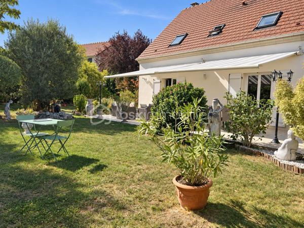 Découvrez cette belle maison individuelle de 164 m², implantée sur un terrain clos et arboré de 975 m², sans vis-à-vis.

Le rez-de-chaussée s’ouvre sur une entrée avec placard, puis sur un spacieux salon/salle à manger lumineux. 
La cuisine séparée, située dans le prolongement de la pièce de vie, bénéficie, comme le séjour, d’un accès direct à la terrasse et au jardin.

Une chambre, une salle d’eau et des toilettes séparées complètent ce niveau, offrant ainsi une véritable possibilité de vie de plain-pied.

À l’étage, l’espace nuit se compose de trois chambres, dont une bénéficiant d’une pièce dressing, ainsi que d’une grande salle de bains équipée d’une baignoire, d’une douche et d’une double vasque. Les chambres de l’étage sont équipées d’une climatisation réversible, assurant un confort appréciable en toute saison.

La maison dispose également d’un sous-sol total aménagé, offrant de multiples possibilités selon vos besoins : espace de loisirs, bureau, salle de jeux ou rangements supplémentaires.

À l’extérieur, vous profiterez d’une agréable terrasse d’environ 62 m² équipée de stores bannes. Le jardin arboré et sans vis-à-vis propose différents espaces de détente, dont un kiosque aménagé au cœur de la végétation.

Un double garage indépendant complète la propriété. Sa partie supérieure présente un potentiel d’aménagement supplémentaire selon votre projet. La grande allée située devant le garage permet également de stationner deux à trois véhicules.

Les atouts :

Maison individuelle de 164 m²
Terrain clos et arboré de 975 m²
Aucun vis-à-vis
Quatre chambres, dont une au rez-de-chaussée
Possibilité de vie de plain-pied
Climatisation réversible dans les chambres de l’étage
Sous-sol total aménagé
Terrasse d’environ 62 m² avec stores bannes
Jardin avec plusieurs espaces de détente
Double garage indépendant
Potentiel d’aménagement au-dessus du garage
Deux à trois stationnements supplémentaires dans l’allée

Une maison familiale chaleureuse et fonctionnelle, offrant de beaux volumes, de nombreux espaces et un environnement propice aux moments de détente.
