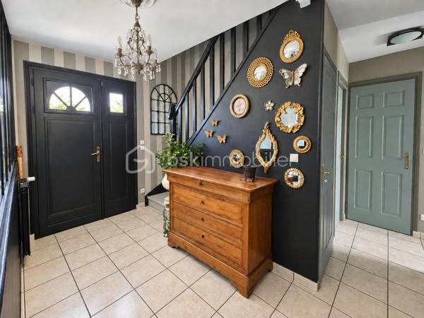 Découvrez cette belle maison individuelle de 164 m², implantée sur un terrain clos et arboré de 975 m², sans vis-à-vis.

Le rez-de-chaussée s’ouvre sur une entrée avec placard, puis sur un spacieux salon/salle à manger lumineux. 
La cuisine séparée, située dans le prolongement de la pièce de vie, bénéficie, comme le séjour, d’un accès direct à la terrasse et au jardin.

Une chambre, une salle d’eau et des toilettes séparées complètent ce niveau, offrant ainsi une véritable possibilité de vie de plain-pied.

À l’étage, l’espace nuit se compose de trois chambres, dont une bénéficiant d’une pièce dressing, ainsi que d’une grande salle de bains équipée d’une baignoire, d’une douche et d’une double vasque. Les chambres de l’étage sont équipées d’une climatisation réversible, assurant un confort appréciable en toute saison.

La maison dispose également d’un sous-sol total aménagé, offrant de multiples possibilités selon vos besoins : espace de loisirs, bureau, salle de jeux ou rangements supplémentaires.

À l’extérieur, vous profiterez d’une agréable terrasse d’environ 62 m² équipée de stores bannes. Le jardin arboré et sans vis-à-vis propose différents espaces de détente, dont un kiosque aménagé au cœur de la végétation.

Un double garage indépendant complète la propriété. Sa partie supérieure présente un potentiel d’aménagement supplémentaire selon votre projet. La grande allée située devant le garage permet également de stationner deux à trois véhicules.

Les atouts :

Maison individuelle de 164 m²
Terrain clos et arboré de 975 m²
Aucun vis-à-vis
Quatre chambres, dont une au rez-de-chaussée
Possibilité de vie de plain-pied
Climatisation réversible dans les chambres de l’étage
Sous-sol total aménagé
Terrasse d’environ 62 m² avec stores bannes
Jardin avec plusieurs espaces de détente
Double garage indépendant
Potentiel d’aménagement au-dessus du garage
Deux à trois stationnements supplémentaires dans l’allée

Une maison familiale chaleureuse et fonctionnelle, offrant de beaux volumes, de nombreux espaces et un environnement propice aux moments de détente.