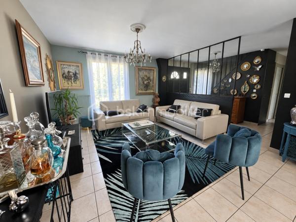 Découvrez cette belle maison individuelle de 164 m², implantée sur un terrain clos et arboré de 975 m², sans vis-à-vis.

Le rez-de-chaussée s’ouvre sur une entrée avec placard, puis sur un spacieux salon/salle à manger lumineux. 
La cuisine séparée, située dans le prolongement de la pièce de vie, bénéficie, comme le séjour, d’un accès direct à la terrasse et au jardin.

Une chambre, une salle d’eau et des toilettes séparées complètent ce niveau, offrant ainsi une véritable possibilité de vie de plain-pied.

À l’étage, l’espace nuit se compose de trois chambres, dont une bénéficiant d’une pièce dressing, ainsi que d’une grande salle de bains équipée d’une baignoire, d’une douche et d’une double vasque. Les chambres de l’étage sont équipées d’une climatisation réversible, assurant un confort appréciable en toute saison.

La maison dispose également d’un sous-sol total aménagé, offrant de multiples possibilités selon vos besoins : espace de loisirs, bureau, salle de jeux ou rangements supplémentaires.

À l’extérieur, vous profiterez d’une agréable terrasse d’environ 62 m² équipée de stores bannes. Le jardin arboré et sans vis-à-vis propose différents espaces de détente, dont un kiosque aménagé au cœur de la végétation.

Un double garage indépendant complète la propriété. Sa partie supérieure présente un potentiel d’aménagement supplémentaire selon votre projet. La grande allée située devant le garage permet également de stationner deux à trois véhicules.

Les atouts :

Maison individuelle de 164 m²
Terrain clos et arboré de 975 m²
Aucun vis-à-vis
Quatre chambres, dont une au rez-de-chaussée
Possibilité de vie de plain-pied
Climatisation réversible dans les chambres de l’étage
Sous-sol total aménagé
Terrasse d’environ 62 m² avec stores bannes
Jardin avec plusieurs espaces de détente
Double garage indépendant
Potentiel d’aménagement au-dessus du garage
Deux à trois stationnements supplémentaires dans l’allée

Une maison familiale chaleureuse et fonctionnelle, offrant de beaux volumes, de nombreux espaces et un environnement propice aux moments de détente.