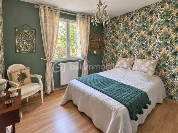 Découvrez cette belle maison individuelle de 164 m², implantée sur un terrain clos et arboré de 975 m², sans vis-à-vis.

Le rez-de-chaussée s’ouvre sur une entrée avec placard, puis sur un spacieux salon/salle à manger lumineux. 
La cuisine séparée, située dans le prolongement de la pièce de vie, bénéficie, comme le séjour, d’un accès direct à la terrasse et au jardin.

Une chambre, une salle d’eau et des toilettes séparées complètent ce niveau, offrant ainsi une véritable possibilité de vie de plain-pied.

À l’étage, l’espace nuit se compose de trois chambres, dont une bénéficiant d’une pièce dressing, ainsi que d’une grande salle de bains équipée d’une baignoire, d’une douche et d’une double vasque. Les chambres de l’étage sont équipées d’une climatisation réversible, assurant un confort appréciable en toute saison.

La maison dispose également d’un sous-sol total aménagé, offrant de multiples possibilités selon vos besoins : espace de loisirs, bureau, salle de jeux ou rangements supplémentaires.

À l’extérieur, vous profiterez d’une agréable terrasse d’environ 62 m² équipée de stores bannes. Le jardin arboré et sans vis-à-vis propose différents espaces de détente, dont un kiosque aménagé au cœur de la végétation.

Un double garage indépendant complète la propriété. Sa partie supérieure présente un potentiel d’aménagement supplémentaire selon votre projet. La grande allée située devant le garage permet également de stationner deux à trois véhicules.

Les atouts :

Maison individuelle de 164 m²
Terrain clos et arboré de 975 m²
Aucun vis-à-vis
Quatre chambres, dont une au rez-de-chaussée
Possibilité de vie de plain-pied
Climatisation réversible dans les chambres de l’étage
Sous-sol total aménagé
Terrasse d’environ 62 m² avec stores bannes
Jardin avec plusieurs espaces de détente
Double garage indépendant
Potentiel d’aménagement au-dessus du garage
Deux à trois stationnements supplémentaires dans l’allée

Une maison familiale chaleureuse et fonctionnelle, offrant de beaux volumes, de nombreux espaces et un environnement propice aux moments de détente.