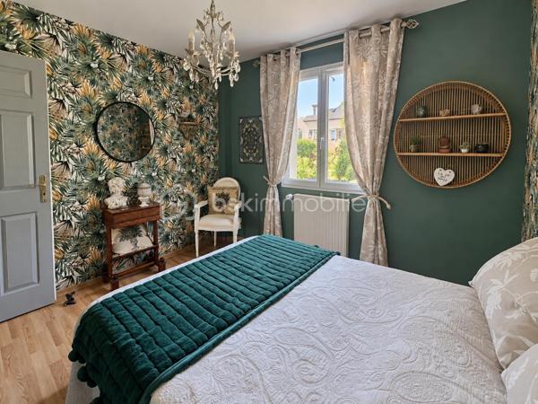 Découvrez cette belle maison individuelle de 164 m², implantée sur un terrain clos et arboré de 975 m², sans vis-à-vis.

Le rez-de-chaussée s’ouvre sur une entrée avec placard, puis sur un spacieux salon/salle à manger lumineux. 
La cuisine séparée, située dans le prolongement de la pièce de vie, bénéficie, comme le séjour, d’un accès direct à la terrasse et au jardin.

Une chambre, une salle d’eau et des toilettes séparées complètent ce niveau, offrant ainsi une véritable possibilité de vie de plain-pied.

À l’étage, l’espace nuit se compose de trois chambres, dont une bénéficiant d’une pièce dressing, ainsi que d’une grande salle de bains équipée d’une baignoire, d’une douche et d’une double vasque. Les chambres de l’étage sont équipées d’une climatisation réversible, assurant un confort appréciable en toute saison.

La maison dispose également d’un sous-sol total aménagé, offrant de multiples possibilités selon vos besoins : espace de loisirs, bureau, salle de jeux ou rangements supplémentaires.

À l’extérieur, vous profiterez d’une agréable terrasse d’environ 62 m² équipée de stores bannes. Le jardin arboré et sans vis-à-vis propose différents espaces de détente, dont un kiosque aménagé au cœur de la végétation.

Un double garage indépendant complète la propriété. Sa partie supérieure présente un potentiel d’aménagement supplémentaire selon votre projet. La grande allée située devant le garage permet également de stationner deux à trois véhicules.

Les atouts :

Maison individuelle de 164 m²
Terrain clos et arboré de 975 m²
Aucun vis-à-vis
Quatre chambres, dont une au rez-de-chaussée
Possibilité de vie de plain-pied
Climatisation réversible dans les chambres de l’étage
Sous-sol total aménagé
Terrasse d’environ 62 m² avec stores bannes
Jardin avec plusieurs espaces de détente
Double garage indépendant
Potentiel d’aménagement au-dessus du garage
Deux à trois stationnements supplémentaires dans l’allée

Une maison familiale chaleureuse et fonctionnelle, offrant de beaux volumes, de nombreux espaces et un environnement propice aux moments de détente.