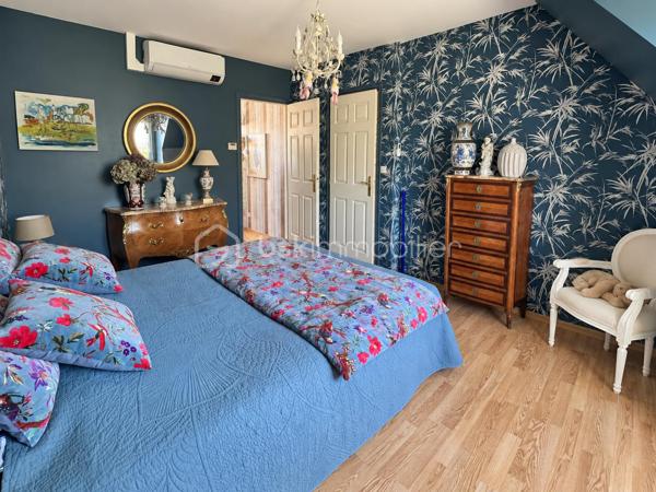 Découvrez cette belle maison individuelle de 164 m², implantée sur un terrain clos et arboré de 975 m², sans vis-à-vis.

Le rez-de-chaussée s’ouvre sur une entrée avec placard, puis sur un spacieux salon/salle à manger lumineux. 
La cuisine séparée, située dans le prolongement de la pièce de vie, bénéficie, comme le séjour, d’un accès direct à la terrasse et au jardin.

Une chambre, une salle d’eau et des toilettes séparées complètent ce niveau, offrant ainsi une véritable possibilité de vie de plain-pied.

À l’étage, l’espace nuit se compose de trois chambres, dont une bénéficiant d’une pièce dressing, ainsi que d’une grande salle de bains équipée d’une baignoire, d’une douche et d’une double vasque. Les chambres de l’étage sont équipées d’une climatisation réversible, assurant un confort appréciable en toute saison.

La maison dispose également d’un sous-sol total aménagé, offrant de multiples possibilités selon vos besoins : espace de loisirs, bureau, salle de jeux ou rangements supplémentaires.

À l’extérieur, vous profiterez d’une agréable terrasse d’environ 62 m² équipée de stores bannes. Le jardin arboré et sans vis-à-vis propose différents espaces de détente, dont un kiosque aménagé au cœur de la végétation.

Un double garage indépendant complète la propriété. Sa partie supérieure présente un potentiel d’aménagement supplémentaire selon votre projet. La grande allée située devant le garage permet également de stationner deux à trois véhicules.

Les atouts :

Maison individuelle de 164 m²
Terrain clos et arboré de 975 m²
Aucun vis-à-vis
Quatre chambres, dont une au rez-de-chaussée
Possibilité de vie de plain-pied
Climatisation réversible dans les chambres de l’étage
Sous-sol total aménagé
Terrasse d’environ 62 m² avec stores bannes
Jardin avec plusieurs espaces de détente
Double garage indépendant
Potentiel d’aménagement au-dessus du garage
Deux à trois stationnements supplémentaires dans l’allée

Une maison familiale chaleureuse et fonctionnelle, offrant de beaux volumes, de nombreux espaces et un environnement propice aux moments de détente.