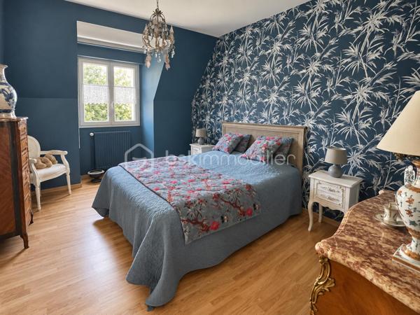 Découvrez cette belle maison individuelle de 164 m², implantée sur un terrain clos et arboré de 975 m², sans vis-à-vis.

Le rez-de-chaussée s’ouvre sur une entrée avec placard, puis sur un spacieux salon/salle à manger lumineux. 
La cuisine séparée, située dans le prolongement de la pièce de vie, bénéficie, comme le séjour, d’un accès direct à la terrasse et au jardin.

Une chambre, une salle d’eau et des toilettes séparées complètent ce niveau, offrant ainsi une véritable possibilité de vie de plain-pied.

À l’étage, l’espace nuit se compose de trois chambres, dont une bénéficiant d’une pièce dressing, ainsi que d’une grande salle de bains équipée d’une baignoire, d’une douche et d’une double vasque. Les chambres de l’étage sont équipées d’une climatisation réversible, assurant un confort appréciable en toute saison.

La maison dispose également d’un sous-sol total aménagé, offrant de multiples possibilités selon vos besoins : espace de loisirs, bureau, salle de jeux ou rangements supplémentaires.

À l’extérieur, vous profiterez d’une agréable terrasse d’environ 62 m² équipée de stores bannes. Le jardin arboré et sans vis-à-vis propose différents espaces de détente, dont un kiosque aménagé au cœur de la végétation.

Un double garage indépendant complète la propriété. Sa partie supérieure présente un potentiel d’aménagement supplémentaire selon votre projet. La grande allée située devant le garage permet également de stationner deux à trois véhicules.

Les atouts :

Maison individuelle de 164 m²
Terrain clos et arboré de 975 m²
Aucun vis-à-vis
Quatre chambres, dont une au rez-de-chaussée
Possibilité de vie de plain-pied
Climatisation réversible dans les chambres de l’étage
Sous-sol total aménagé
Terrasse d’environ 62 m² avec stores bannes
Jardin avec plusieurs espaces de détente
Double garage indépendant
Potentiel d’aménagement au-dessus du garage
Deux à trois stationnements supplémentaires dans l’allée

Une maison familiale chaleureuse et fonctionnelle, offrant de beaux volumes, de nombreux espaces et un environnement propice aux moments de détente.