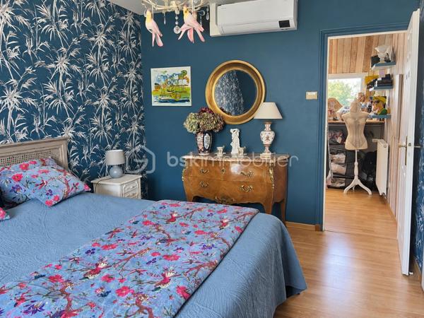 Découvrez cette belle maison individuelle de 164 m², implantée sur un terrain clos et arboré de 975 m², sans vis-à-vis.

Le rez-de-chaussée s’ouvre sur une entrée avec placard, puis sur un spacieux salon/salle à manger lumineux. 
La cuisine séparée, située dans le prolongement de la pièce de vie, bénéficie, comme le séjour, d’un accès direct à la terrasse et au jardin.

Une chambre, une salle d’eau et des toilettes séparées complètent ce niveau, offrant ainsi une véritable possibilité de vie de plain-pied.

À l’étage, l’espace nuit se compose de trois chambres, dont une bénéficiant d’une pièce dressing, ainsi que d’une grande salle de bains équipée d’une baignoire, d’une douche et d’une double vasque. Les chambres de l’étage sont équipées d’une climatisation réversible, assurant un confort appréciable en toute saison.

La maison dispose également d’un sous-sol total aménagé, offrant de multiples possibilités selon vos besoins : espace de loisirs, bureau, salle de jeux ou rangements supplémentaires.

À l’extérieur, vous profiterez d’une agréable terrasse d’environ 62 m² équipée de stores bannes. Le jardin arboré et sans vis-à-vis propose différents espaces de détente, dont un kiosque aménagé au cœur de la végétation.

Un double garage indépendant complète la propriété. Sa partie supérieure présente un potentiel d’aménagement supplémentaire selon votre projet. La grande allée située devant le garage permet également de stationner deux à trois véhicules.

Les atouts :

Maison individuelle de 164 m²
Terrain clos et arboré de 975 m²
Aucun vis-à-vis
Quatre chambres, dont une au rez-de-chaussée
Possibilité de vie de plain-pied
Climatisation réversible dans les chambres de l’étage
Sous-sol total aménagé
Terrasse d’environ 62 m² avec stores bannes
Jardin avec plusieurs espaces de détente
Double garage indépendant
Potentiel d’aménagement au-dessus du garage
Deux à trois stationnements supplémentaires dans l’allée

Une maison familiale chaleureuse et fonctionnelle, offrant de beaux volumes, de nombreux espaces et un environnement propice aux moments de détente.