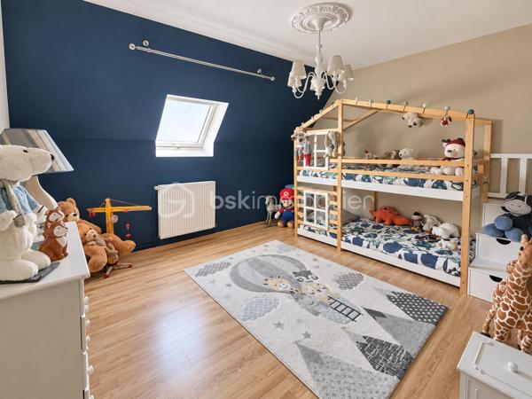 Découvrez cette belle maison individuelle de 164 m², implantée sur un terrain clos et arboré de 975 m², sans vis-à-vis.

Le rez-de-chaussée s’ouvre sur une entrée avec placard, puis sur un spacieux salon/salle à manger lumineux. 
La cuisine séparée, située dans le prolongement de la pièce de vie, bénéficie, comme le séjour, d’un accès direct à la terrasse et au jardin.

Une chambre, une salle d’eau et des toilettes séparées complètent ce niveau, offrant ainsi une véritable possibilité de vie de plain-pied.

À l’étage, l’espace nuit se compose de trois chambres, dont une bénéficiant d’une pièce dressing, ainsi que d’une grande salle de bains équipée d’une baignoire, d’une douche et d’une double vasque. Les chambres de l’étage sont équipées d’une climatisation réversible, assurant un confort appréciable en toute saison.

La maison dispose également d’un sous-sol total aménagé, offrant de multiples possibilités selon vos besoins : espace de loisirs, bureau, salle de jeux ou rangements supplémentaires.

À l’extérieur, vous profiterez d’une agréable terrasse d’environ 62 m² équipée de stores bannes. Le jardin arboré et sans vis-à-vis propose différents espaces de détente, dont un kiosque aménagé au cœur de la végétation.

Un double garage indépendant complète la propriété. Sa partie supérieure présente un potentiel d’aménagement supplémentaire selon votre projet. La grande allée située devant le garage permet également de stationner deux à trois véhicules.

Les atouts :

Maison individuelle de 164 m²
Terrain clos et arboré de 975 m²
Aucun vis-à-vis
Quatre chambres, dont une au rez-de-chaussée
Possibilité de vie de plain-pied
Climatisation réversible dans les chambres de l’étage
Sous-sol total aménagé
Terrasse d’environ 62 m² avec stores bannes
Jardin avec plusieurs espaces de détente
Double garage indépendant
Potentiel d’aménagement au-dessus du garage
Deux à trois stationnements supplémentaires dans l’allée

Une maison familiale chaleureuse et fonctionnelle, offrant de beaux volumes, de nombreux espaces et un environnement propice aux moments de détente.