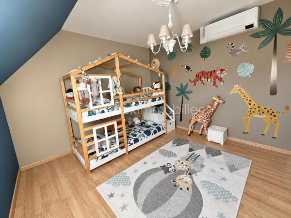 Découvrez cette belle maison individuelle de 164 m², implantée sur un terrain clos et arboré de 975 m², sans vis-à-vis.

Le rez-de-chaussée s’ouvre sur une entrée avec placard, puis sur un spacieux salon/salle à manger lumineux. 
La cuisine séparée, située dans le prolongement de la pièce de vie, bénéficie, comme le séjour, d’un accès direct à la terrasse et au jardin.

Une chambre, une salle d’eau et des toilettes séparées complètent ce niveau, offrant ainsi une véritable possibilité de vie de plain-pied.

À l’étage, l’espace nuit se compose de trois chambres, dont une bénéficiant d’une pièce dressing, ainsi que d’une grande salle de bains équipée d’une baignoire, d’une douche et d’une double vasque. Les chambres de l’étage sont équipées d’une climatisation réversible, assurant un confort appréciable en toute saison.

La maison dispose également d’un sous-sol total aménagé, offrant de multiples possibilités selon vos besoins : espace de loisirs, bureau, salle de jeux ou rangements supplémentaires.

À l’extérieur, vous profiterez d’une agréable terrasse d’environ 62 m² équipée de stores bannes. Le jardin arboré et sans vis-à-vis propose différents espaces de détente, dont un kiosque aménagé au cœur de la végétation.

Un double garage indépendant complète la propriété. Sa partie supérieure présente un potentiel d’aménagement supplémentaire selon votre projet. La grande allée située devant le garage permet également de stationner deux à trois véhicules.

Les atouts :

Maison individuelle de 164 m²
Terrain clos et arboré de 975 m²
Aucun vis-à-vis
Quatre chambres, dont une au rez-de-chaussée
Possibilité de vie de plain-pied
Climatisation réversible dans les chambres de l’étage
Sous-sol total aménagé
Terrasse d’environ 62 m² avec stores bannes
Jardin avec plusieurs espaces de détente
Double garage indépendant
Potentiel d’aménagement au-dessus du garage
Deux à trois stationnements supplémentaires dans l’allée

Une maison familiale chaleureuse et fonctionnelle, offrant de beaux volumes, de nombreux espaces et un environnement propice aux moments de détente.