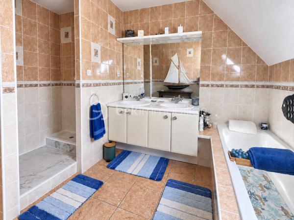 Découvrez cette belle maison individuelle de 164 m², implantée sur un terrain clos et arboré de 975 m², sans vis-à-vis.

Le rez-de-chaussée s’ouvre sur une entrée avec placard, puis sur un spacieux salon/salle à manger lumineux. 
La cuisine séparée, située dans le prolongement de la pièce de vie, bénéficie, comme le séjour, d’un accès direct à la terrasse et au jardin.

Une chambre, une salle d’eau et des toilettes séparées complètent ce niveau, offrant ainsi une véritable possibilité de vie de plain-pied.

À l’étage, l’espace nuit se compose de trois chambres, dont une bénéficiant d’une pièce dressing, ainsi que d’une grande salle de bains équipée d’une baignoire, d’une douche et d’une double vasque. Les chambres de l’étage sont équipées d’une climatisation réversible, assurant un confort appréciable en toute saison.

La maison dispose également d’un sous-sol total aménagé, offrant de multiples possibilités selon vos besoins : espace de loisirs, bureau, salle de jeux ou rangements supplémentaires.

À l’extérieur, vous profiterez d’une agréable terrasse d’environ 62 m² équipée de stores bannes. Le jardin arboré et sans vis-à-vis propose différents espaces de détente, dont un kiosque aménagé au cœur de la végétation.

Un double garage indépendant complète la propriété. Sa partie supérieure présente un potentiel d’aménagement supplémentaire selon votre projet. La grande allée située devant le garage permet également de stationner deux à trois véhicules.

Les atouts :

Maison individuelle de 164 m²
Terrain clos et arboré de 975 m²
Aucun vis-à-vis
Quatre chambres, dont une au rez-de-chaussée
Possibilité de vie de plain-pied
Climatisation réversible dans les chambres de l’étage
Sous-sol total aménagé
Terrasse d’environ 62 m² avec stores bannes
Jardin avec plusieurs espaces de détente
Double garage indépendant
Potentiel d’aménagement au-dessus du garage
Deux à trois stationnements supplémentaires dans l’allée

Une maison familiale chaleureuse et fonctionnelle, offrant de beaux volumes, de nombreux espaces et un environnement propice aux moments de détente.